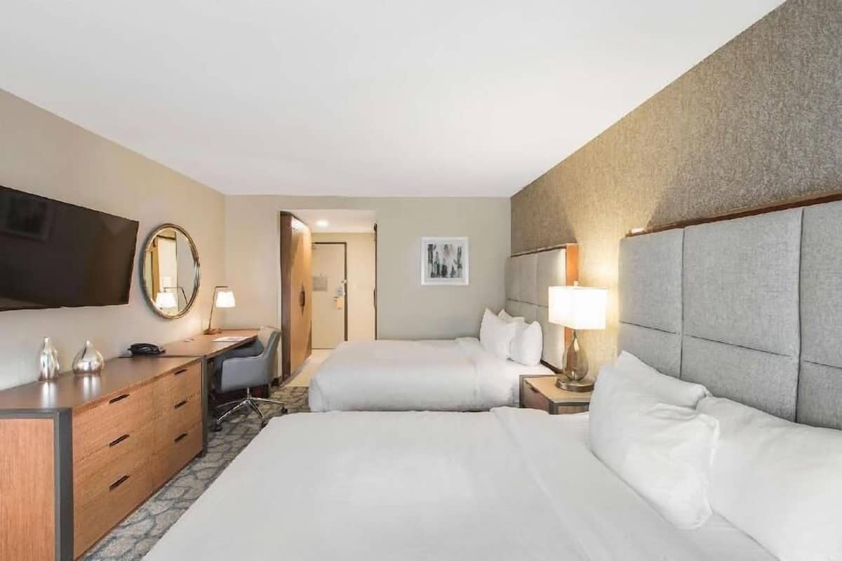 Premium bedding, in-room safe, desk, laptop workspace