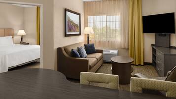 Värdeförvaringsskåp på rummet, skrivbord och mörkläggningsgardiner