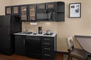 客房内保险箱、办公桌、遮光窗帘、熨斗/熨衣板