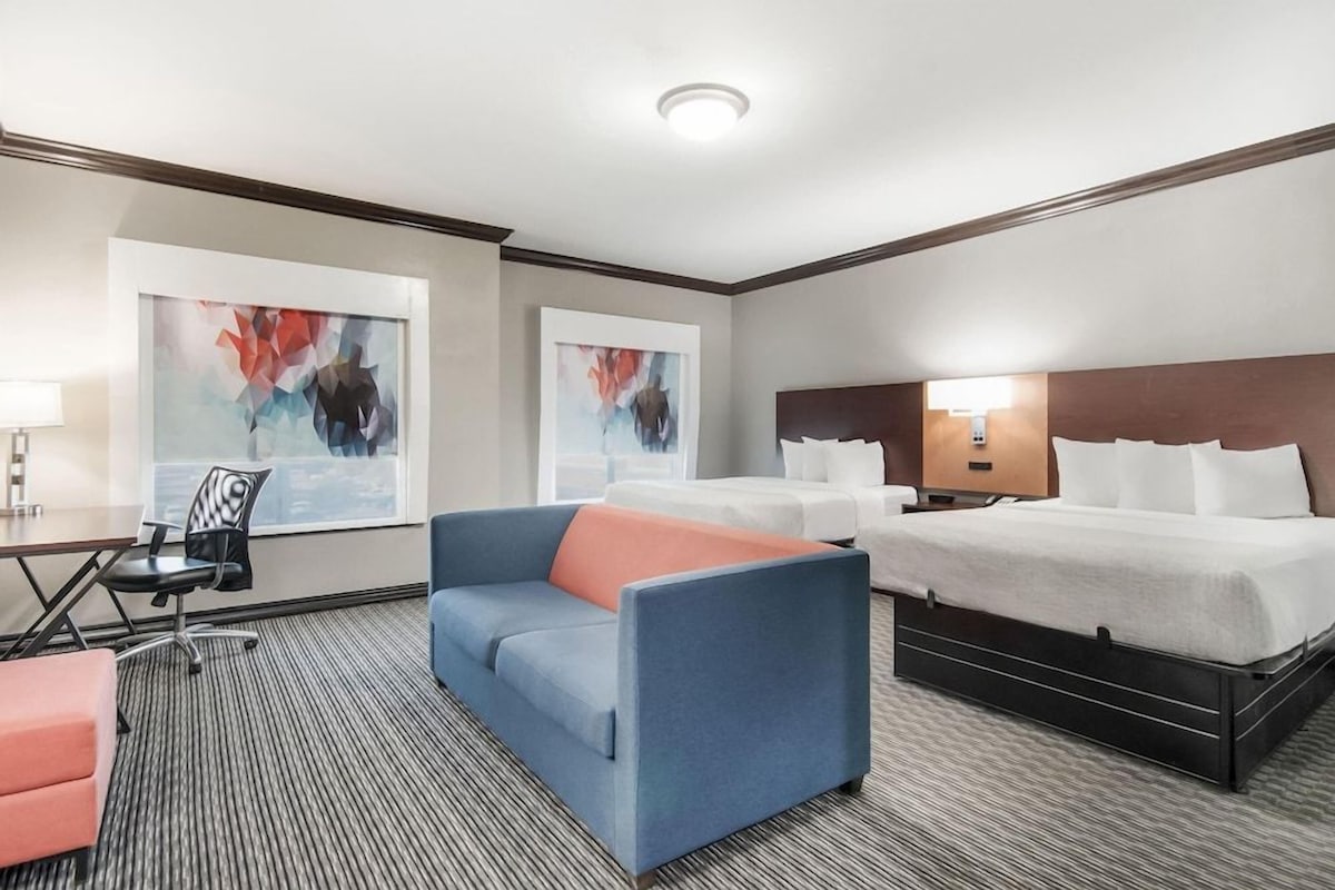 Pillowtop beds, in-room safe, desk, blackout drapes