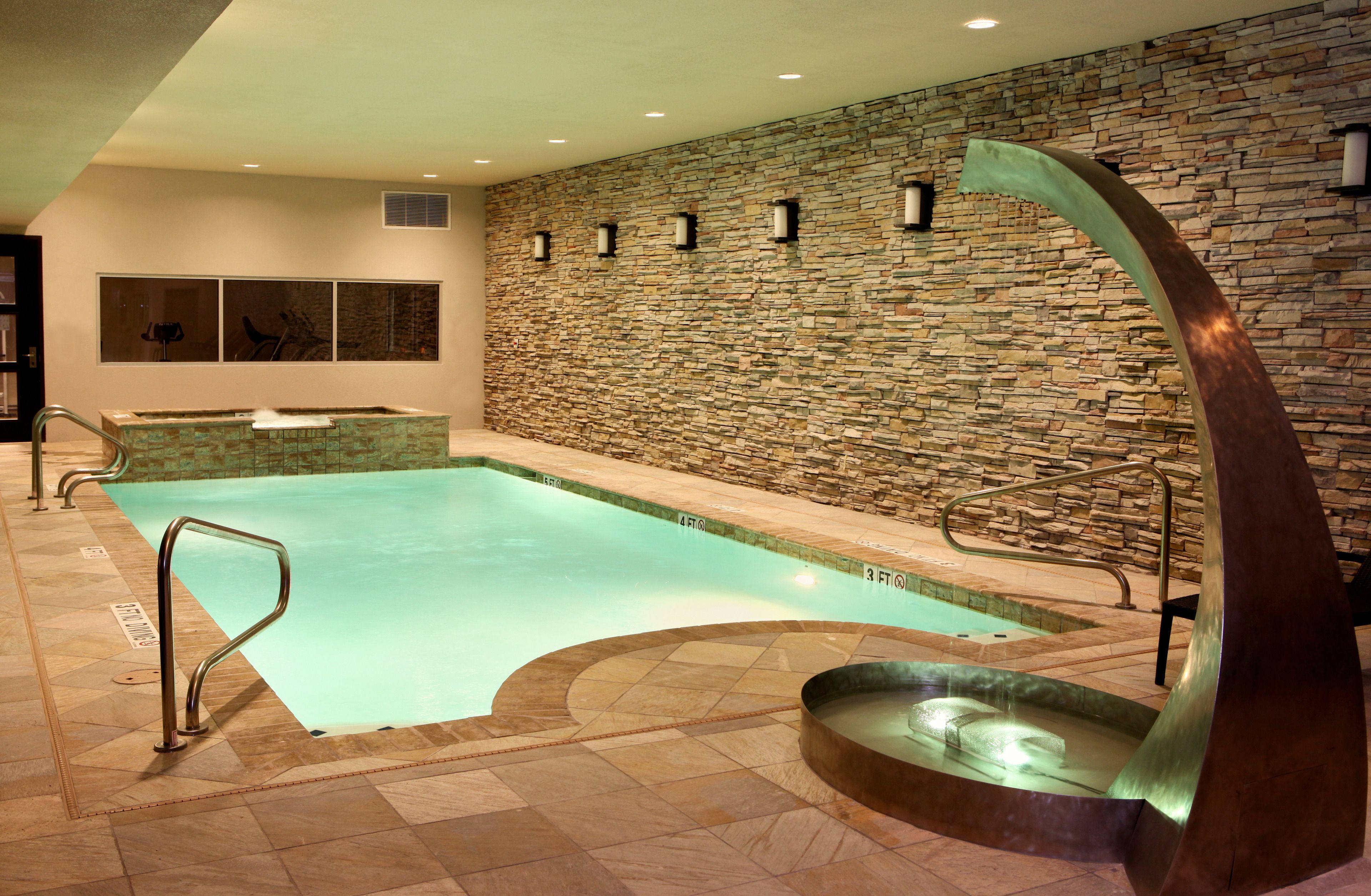 Piscine couverte, chaises longues