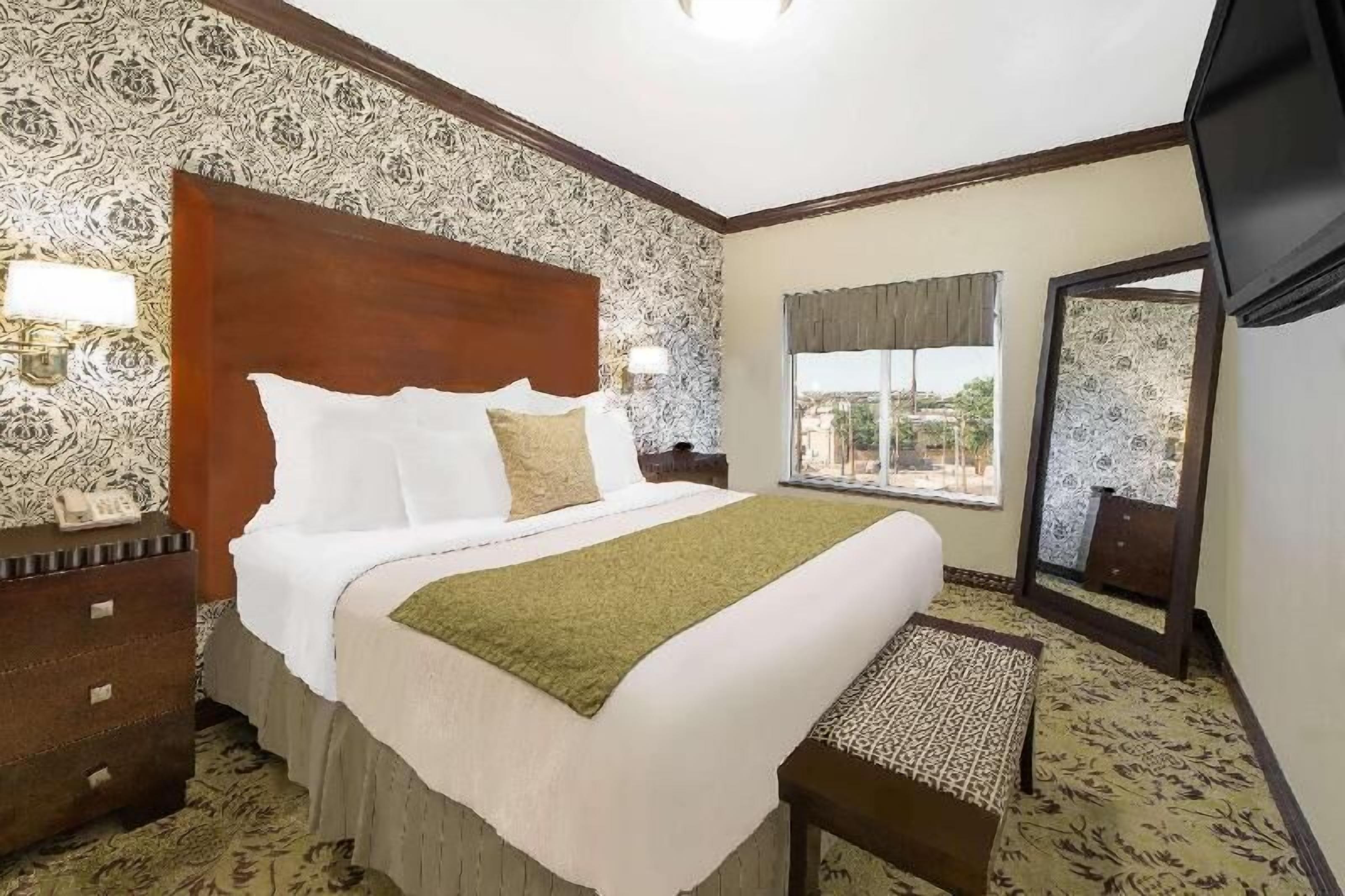 Camas con pillow-top, caja de seguridad en la habitación y escritorio 
