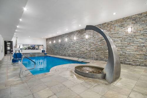 Indoor pool, sun loungers