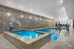 Indoor pool, pool loungers - Hawthorn Suites by Wyndham Lubbock (Lubbock)