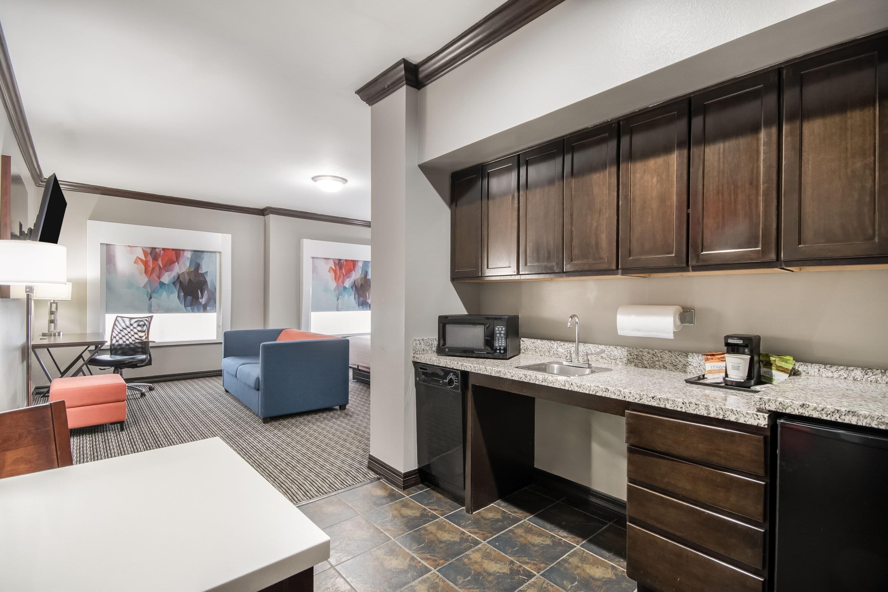 Kamer, 1 kingsize bed, toegankelijk voor mindervaliden, niet-roken (Tub with Grab Bars) | Pillowtop-bedden, een kluis op de kamer, een bureau