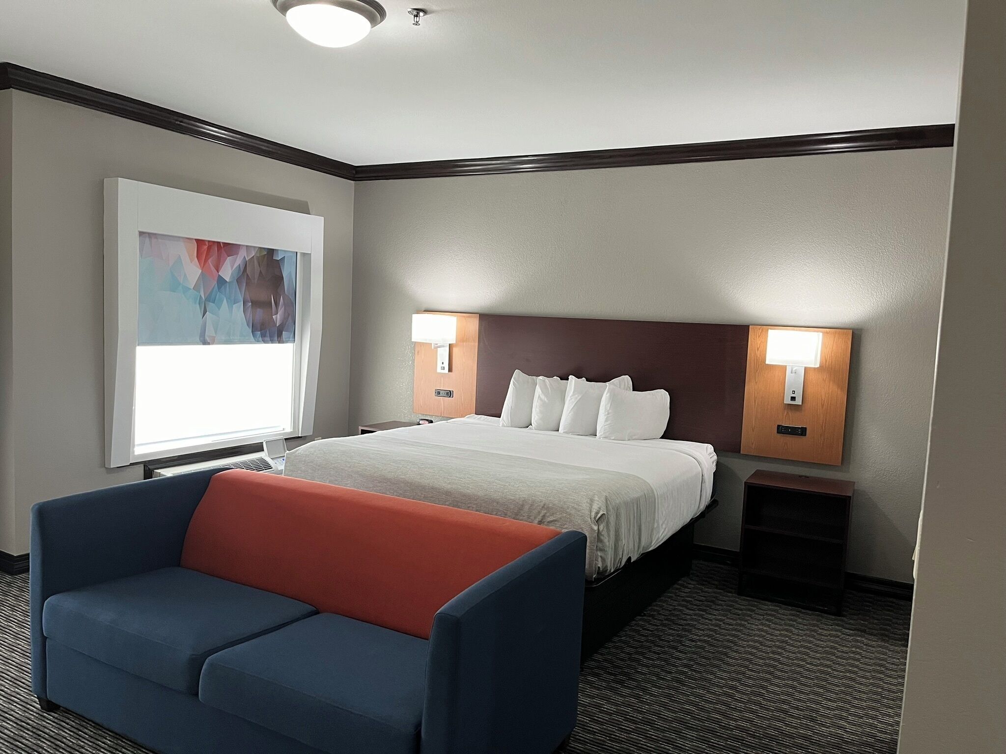 加厚床垫、客房内保险箱、办公桌、遮光窗帘