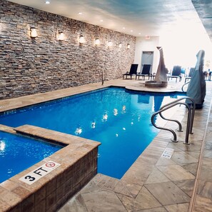 Piscine couverte, chaises longues