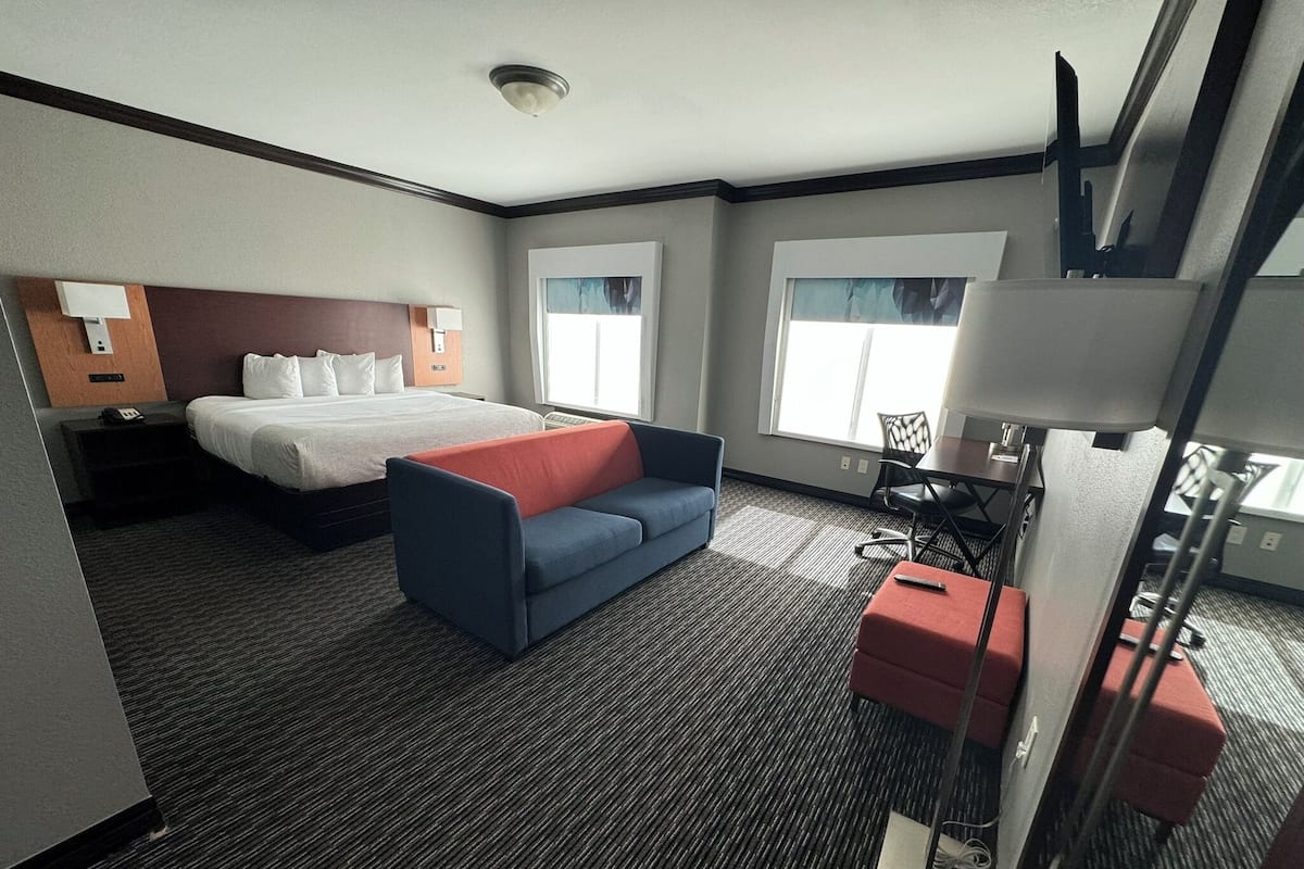 Pillowtop beds, in-room safe, desk, blackout drapes