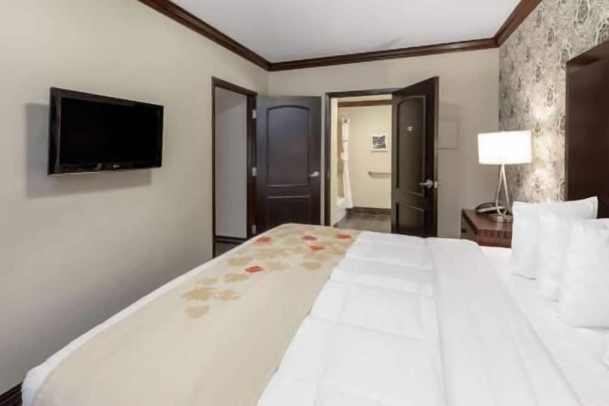 Camas con pillow-top, caja de seguridad en la habitación y escritorio