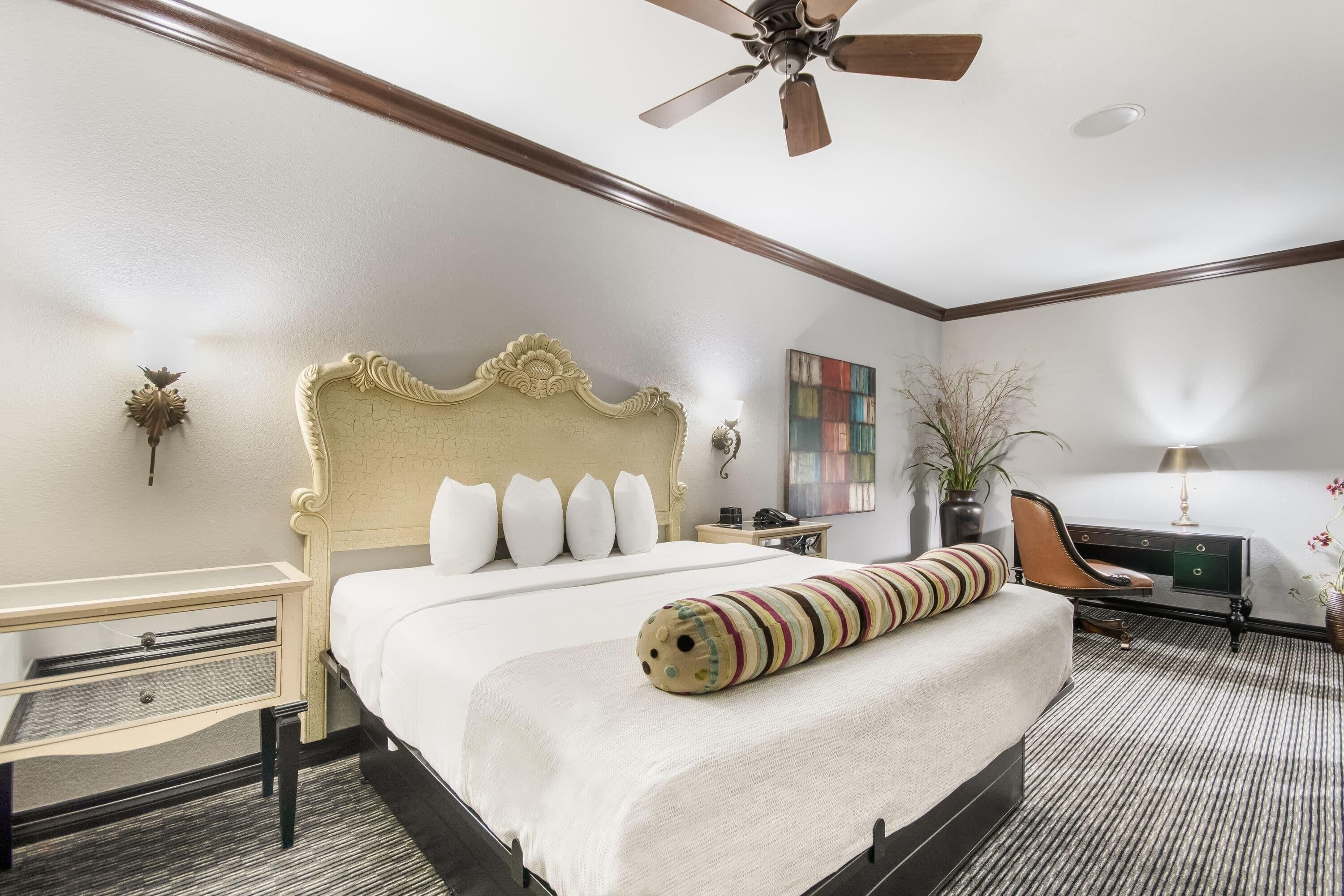 Suite – president, 1 kingsize-seng, ikke-røyk | Senger med overmadrass, safe på rommet, skrivebord og blendingsgardiner