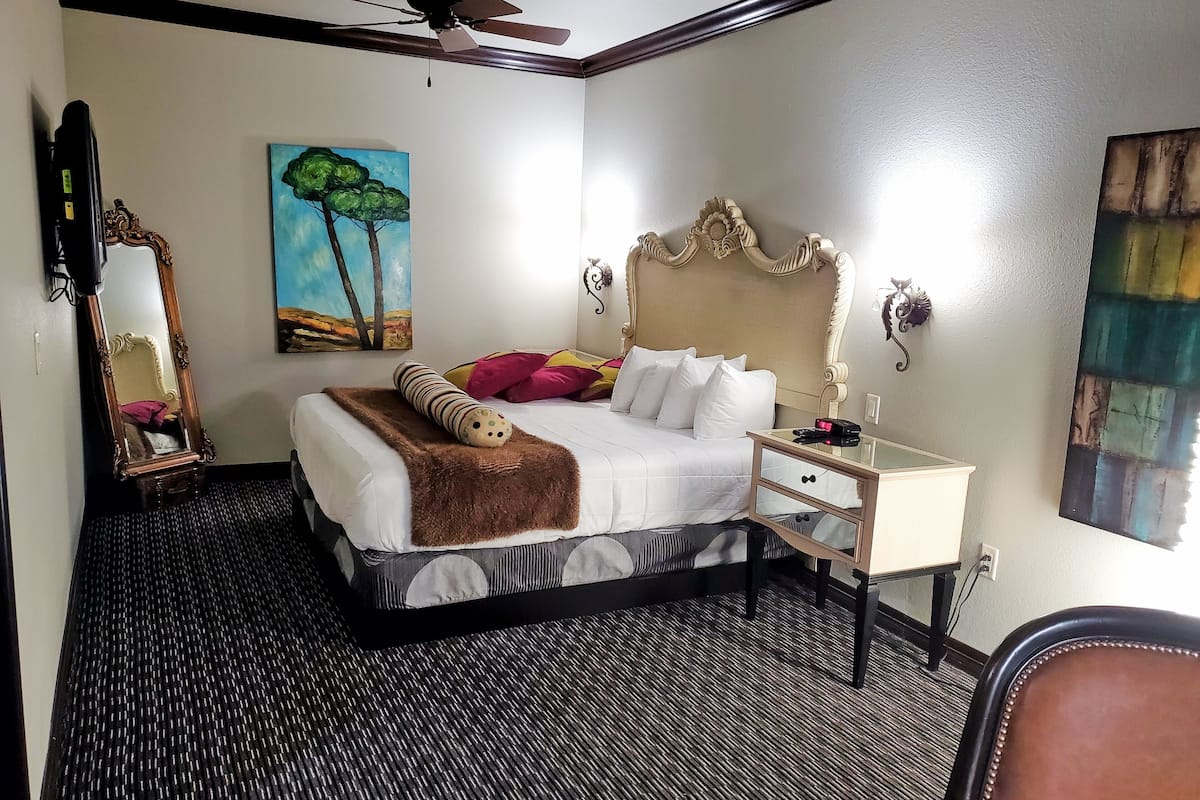 Pillowtop beds, in-room safe, desk, blackout drapes