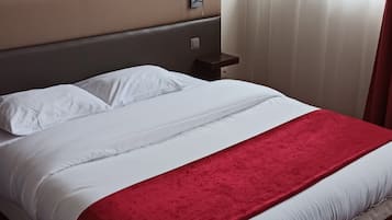 Roupas de cama premium, escrivaninha, cortinas blackout