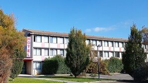 A hotel with a flat facade, multiple windows, and a sign indicating it is a hotel. - Résidence Hôtelière des Ondes (Saint-Lys)
