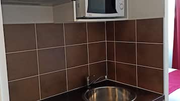 Geladeira, micro-ondas, cooktop
