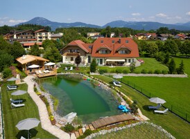 Piscina coperta, 3 piscine all'aperto, ombrelloni da piscina, lettini
