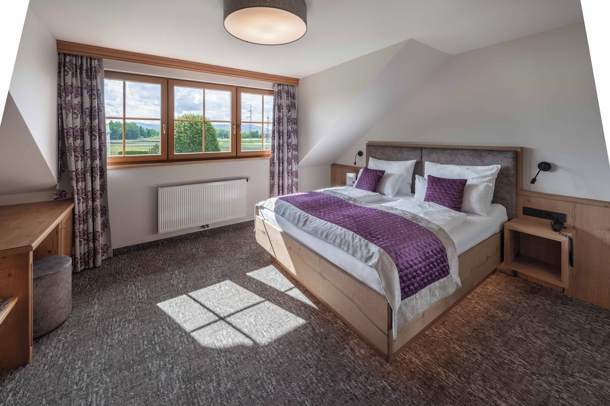 1 bedroom, hypo-allergenic bedding, minibar, in-room safe