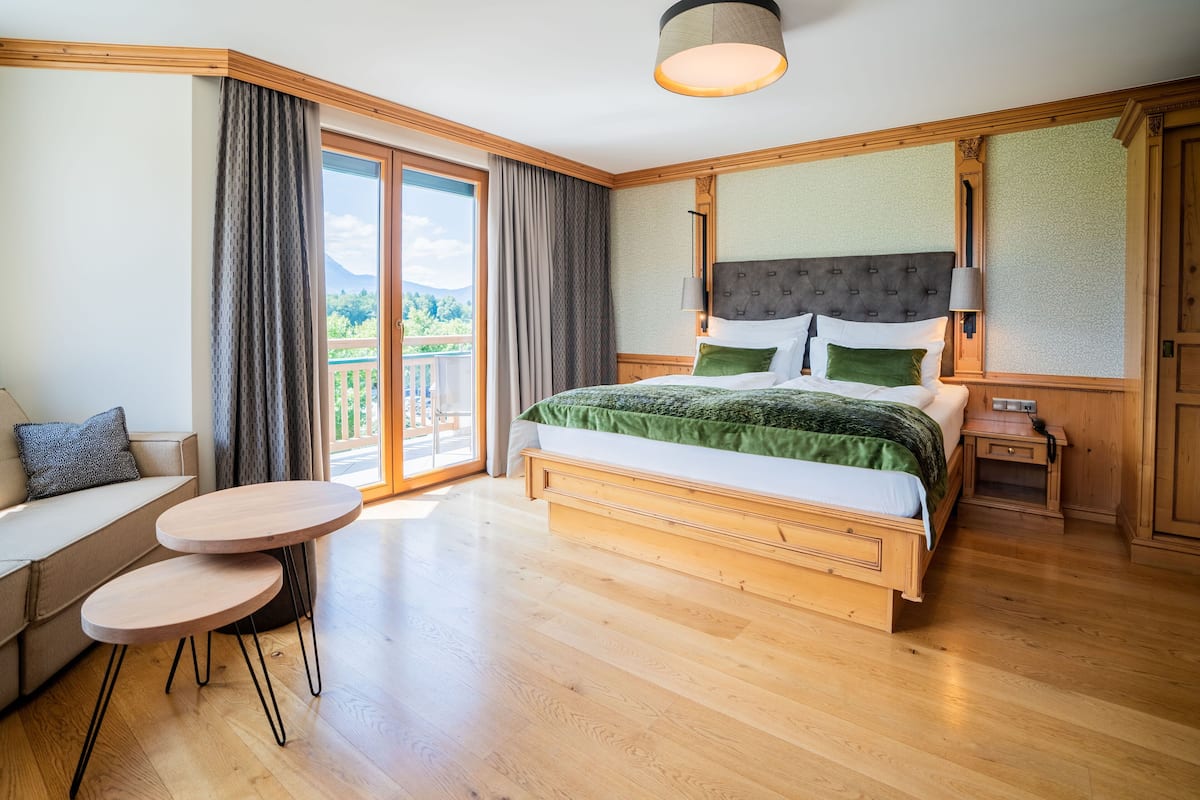 suite | hypo-allergenic bedding, minibar, in-room safe, desk