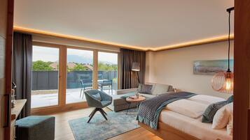 Hypo-allergenic bedding, minibar, in-room safe, desk