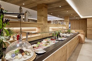 Un bufé con diversos alimentos y una vitrina.