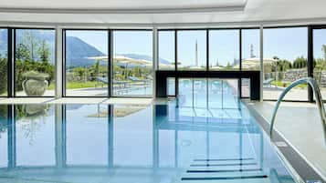 Inomhuspool, 3 utomhuspooler, parasoller och solstolar