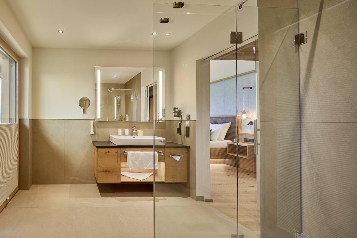 deluxe suite | bathroom | free toiletries, hair dryer, bathrobes, slippers