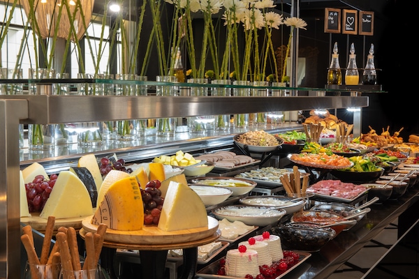 Daily buffet breakfast (ILS 95 per person)