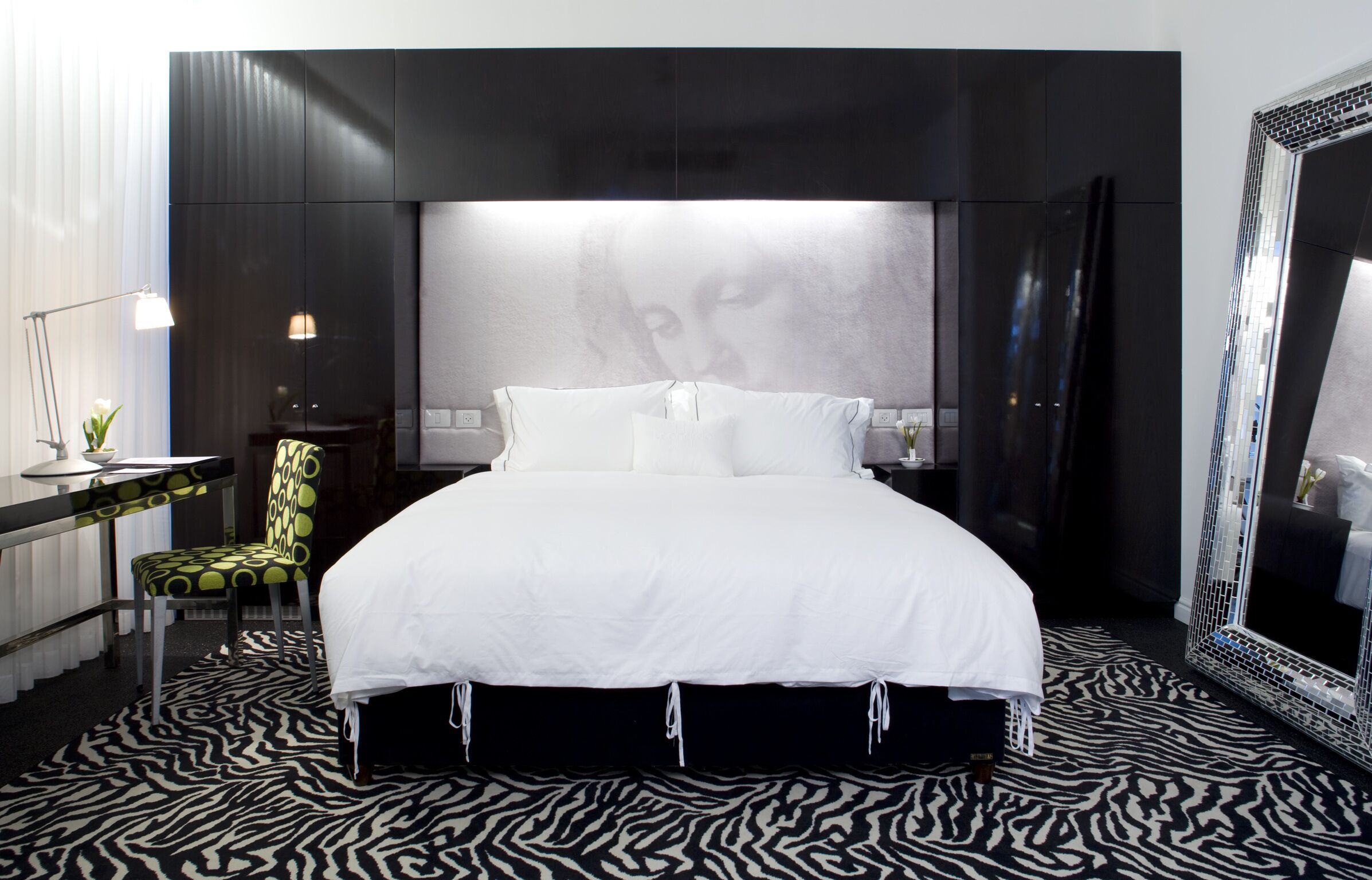 Luxe beddengoed, een minibar, een kluis op de kamer, een bureau