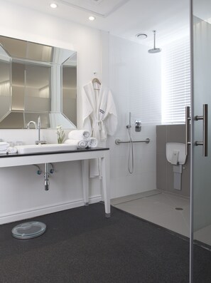 Deluxe Room | Premium bedding, minibar, in-room safe, desk - Leonardo Boutique Hotel Tel Aviv (Tel Aviv)