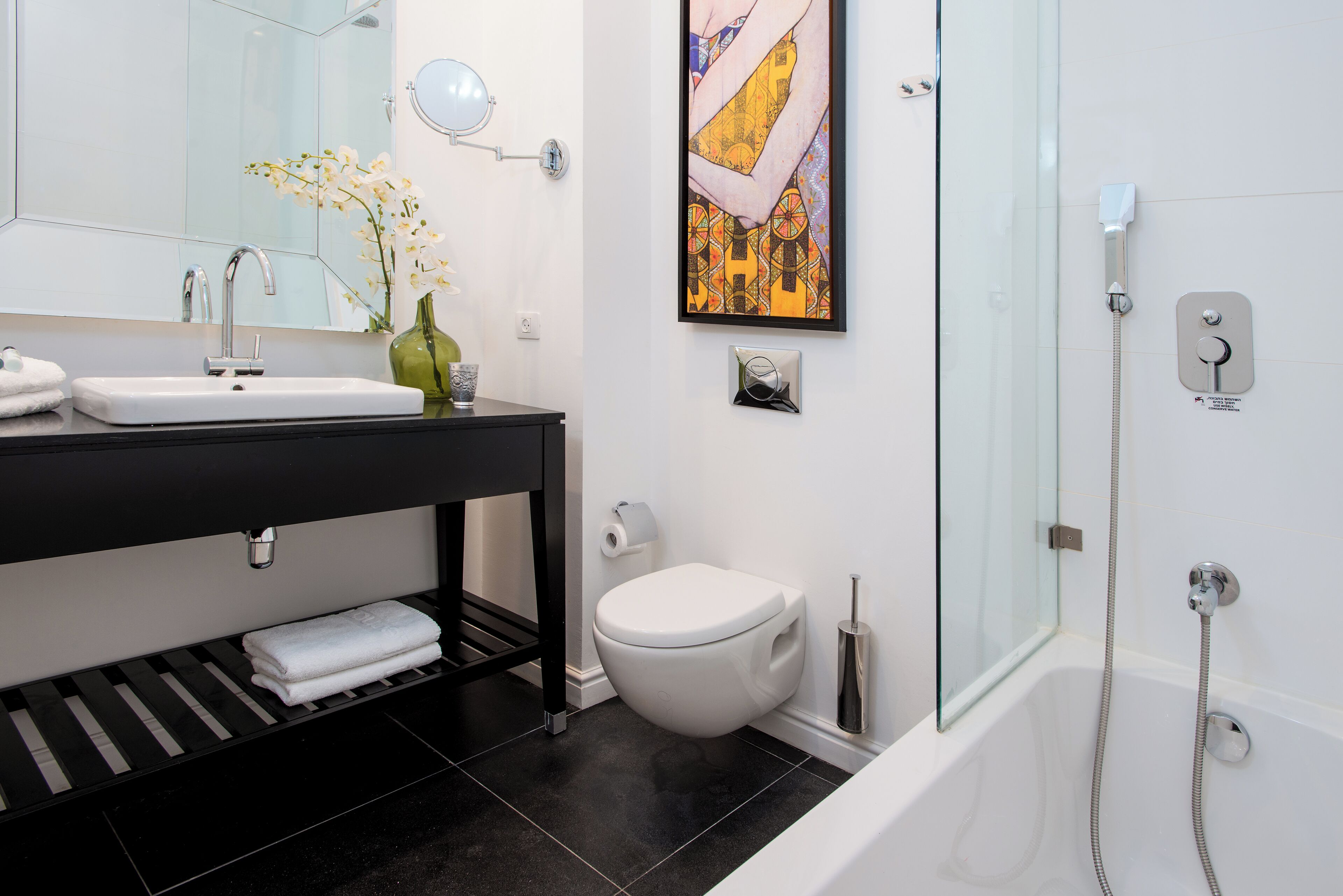executive leonardo suite | bathroom | free toiletries, hair dryer, bathrobes, towels