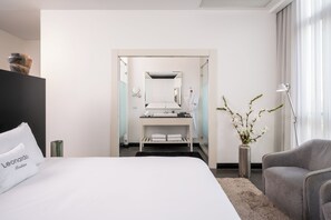 Suite presidencial | Ropa de cama de alta calidad, minibar, caja fuerte y escritorio