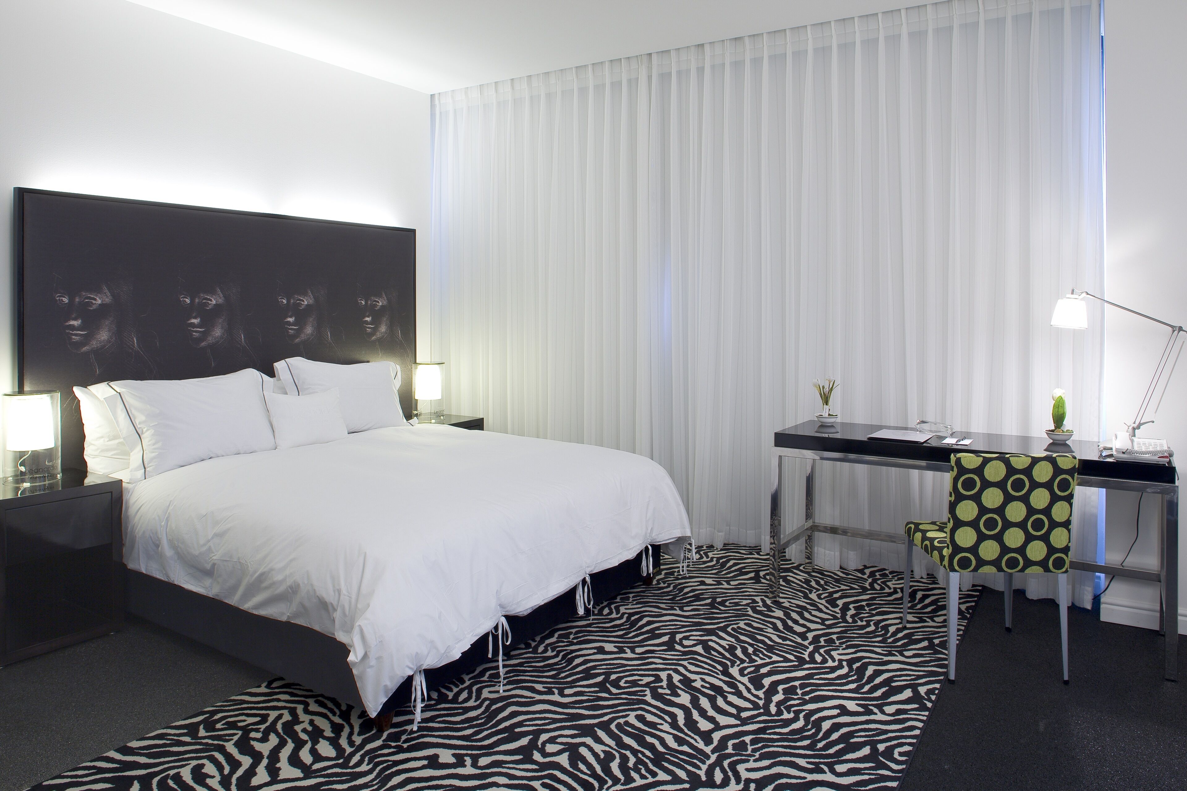 Luxe beddengoed, een minibar, een kluis op de kamer, een bureau