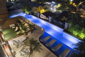 Seasonal outdoor pool, open 6 AM to 10 PM, pool loungers - La Mision Hotel Boutique (Asunción)