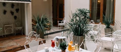 Buffet déjeuner gratuit tous les jours