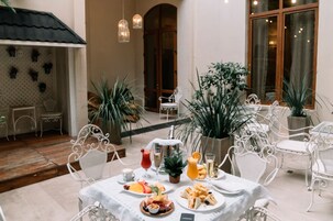 Free daily buffet breakfast