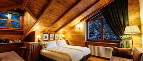 Habitación triple Premier, bañera | Ropa de cama de alta calidad y edredones de plumas