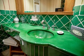 Chambre Triple « Premier », baignoire | Salle de bain