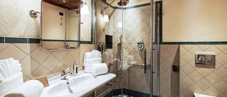 Un bagno con doccia, lavandino e WC.