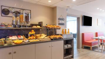 TĂ€gliches FrĂŒhstĂŒcksbuffet (14 EUR pro Person)