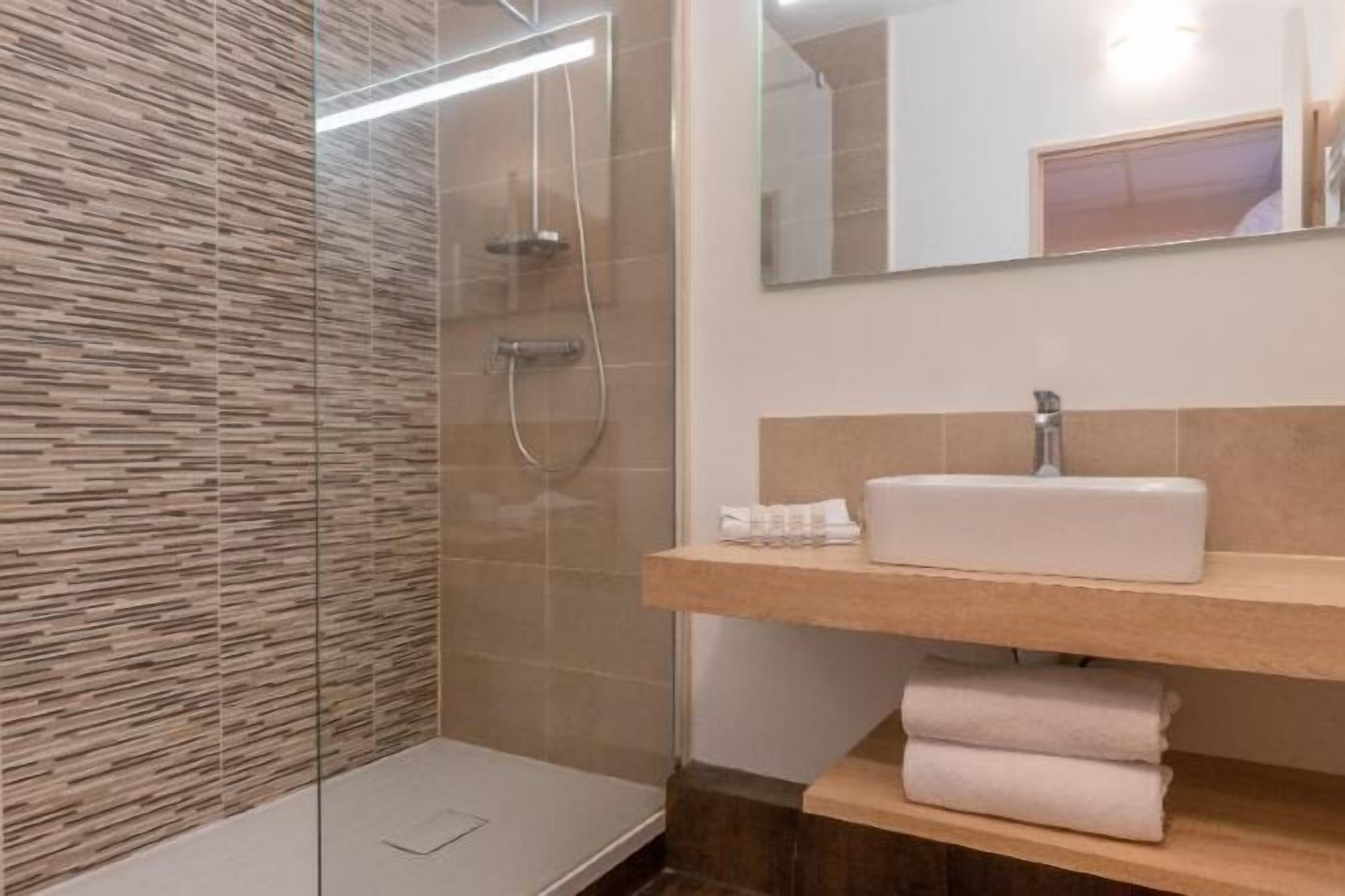 Bad | Toalettartikler (inkludert), hårføner og håndklær