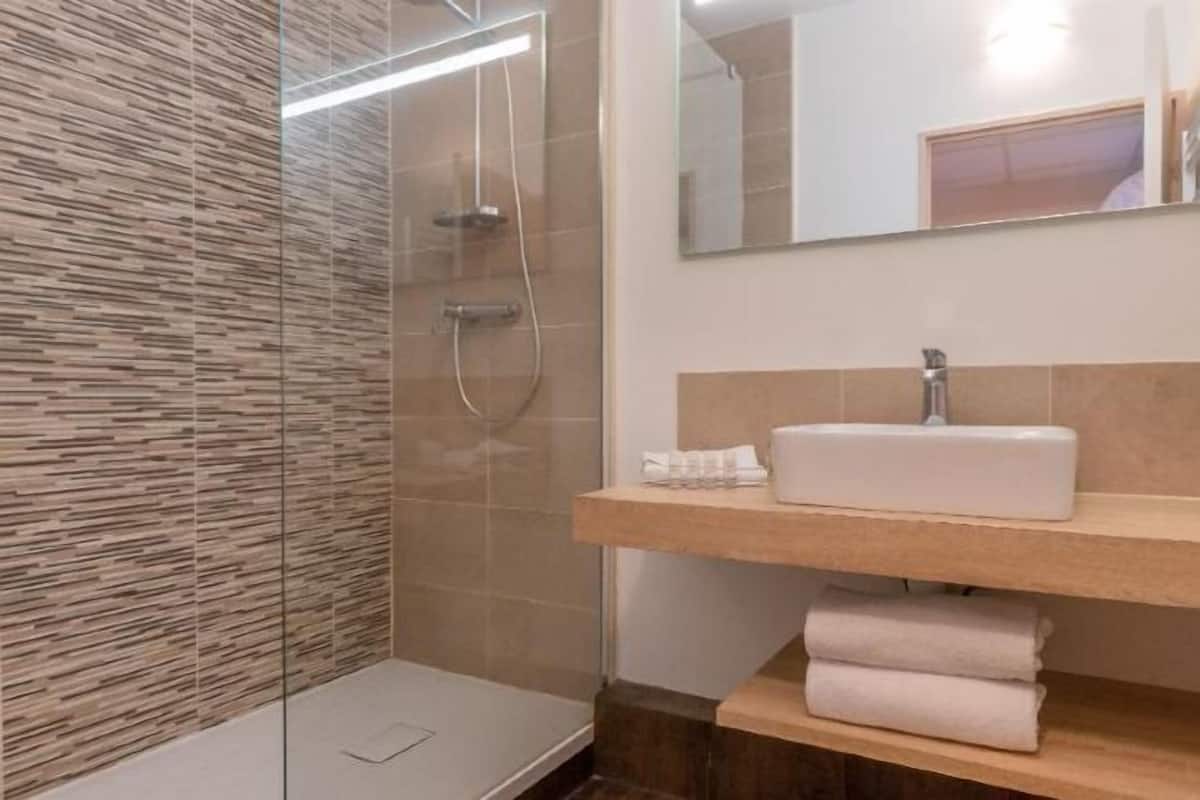 Bad | Toalettartikler (inkludert), hårføner og håndklær