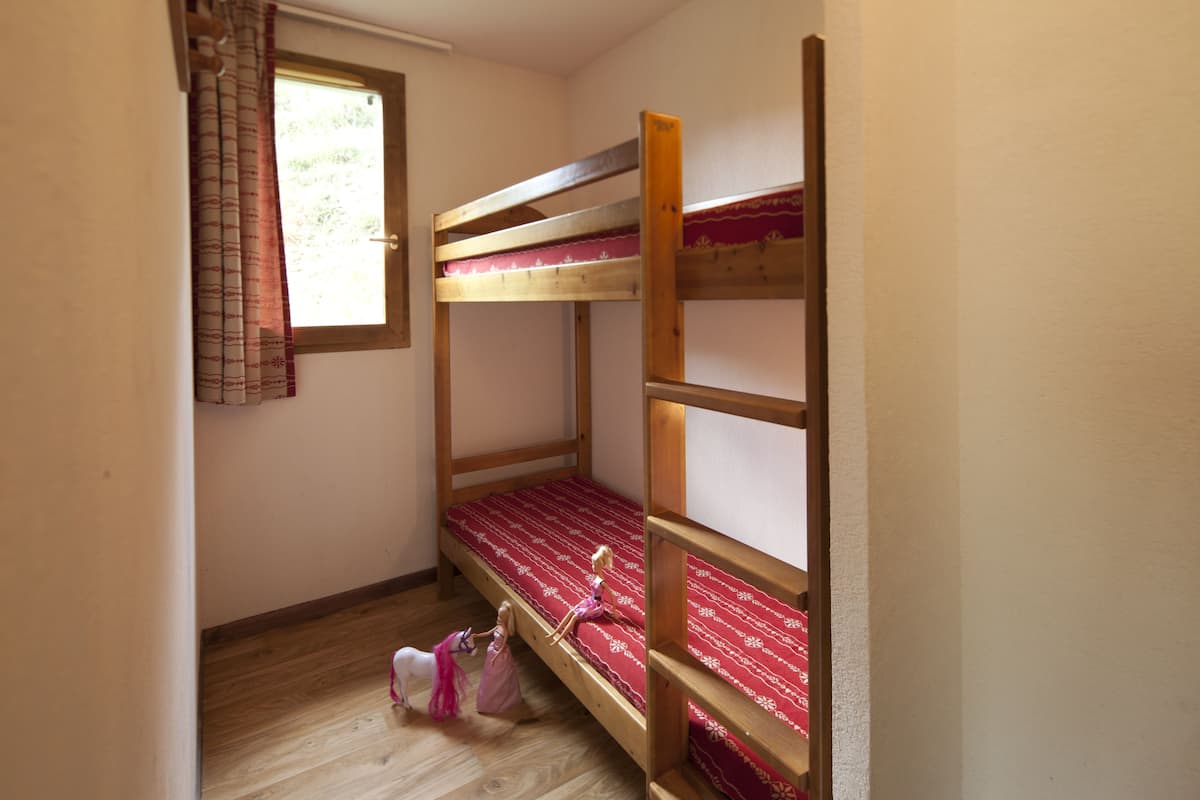 2 dormitorios, tabla de planchar con plancha, ropa de cama