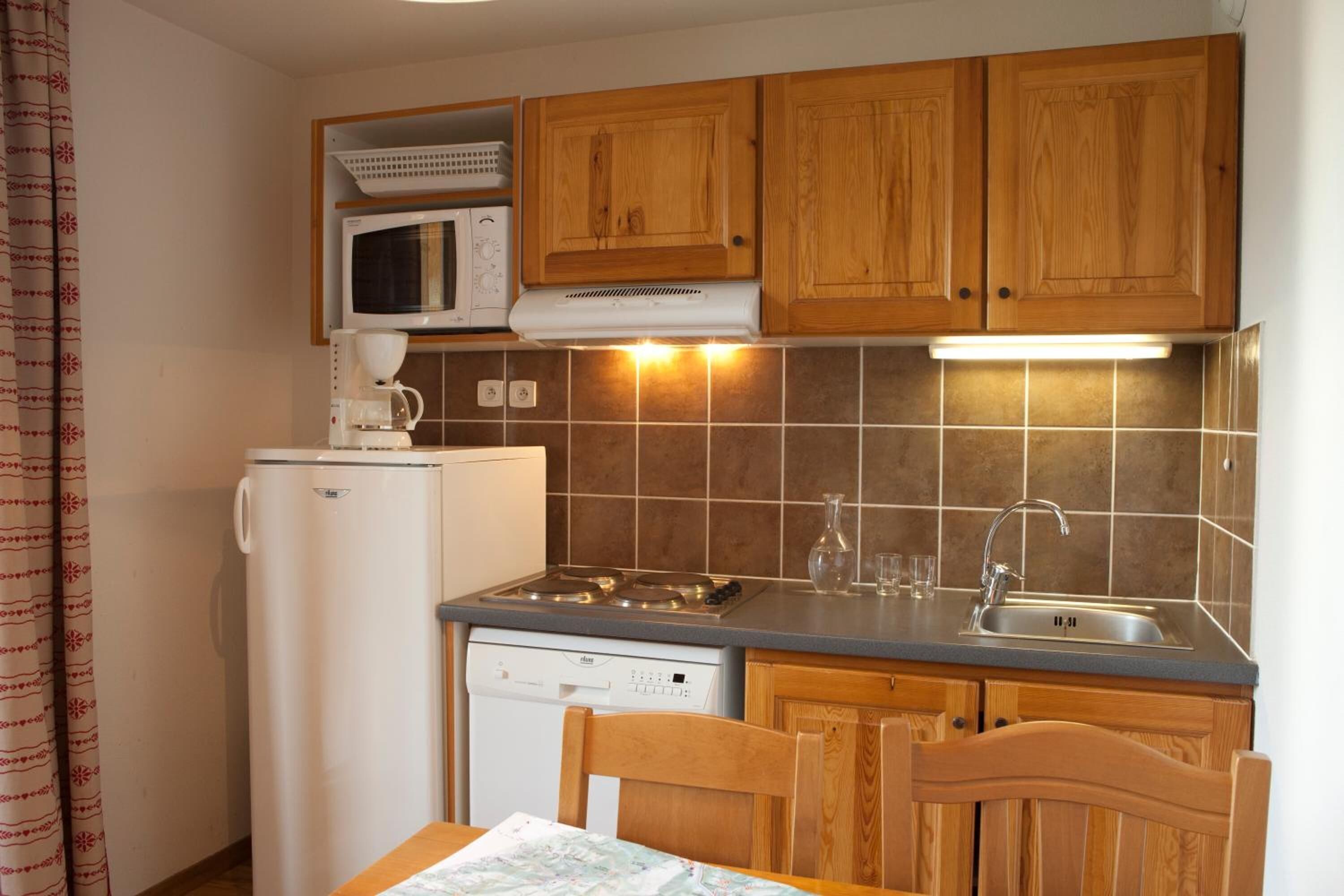 Réfrigérateur, micro-ondes, plaque de cuisson, lave-vaisselle