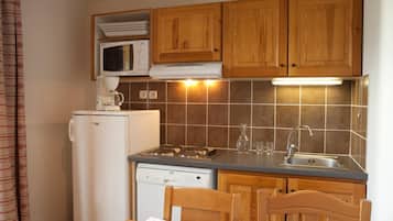 Réfrigérateur, micro-ondes, plaque de cuisson, lave-vaisselle
