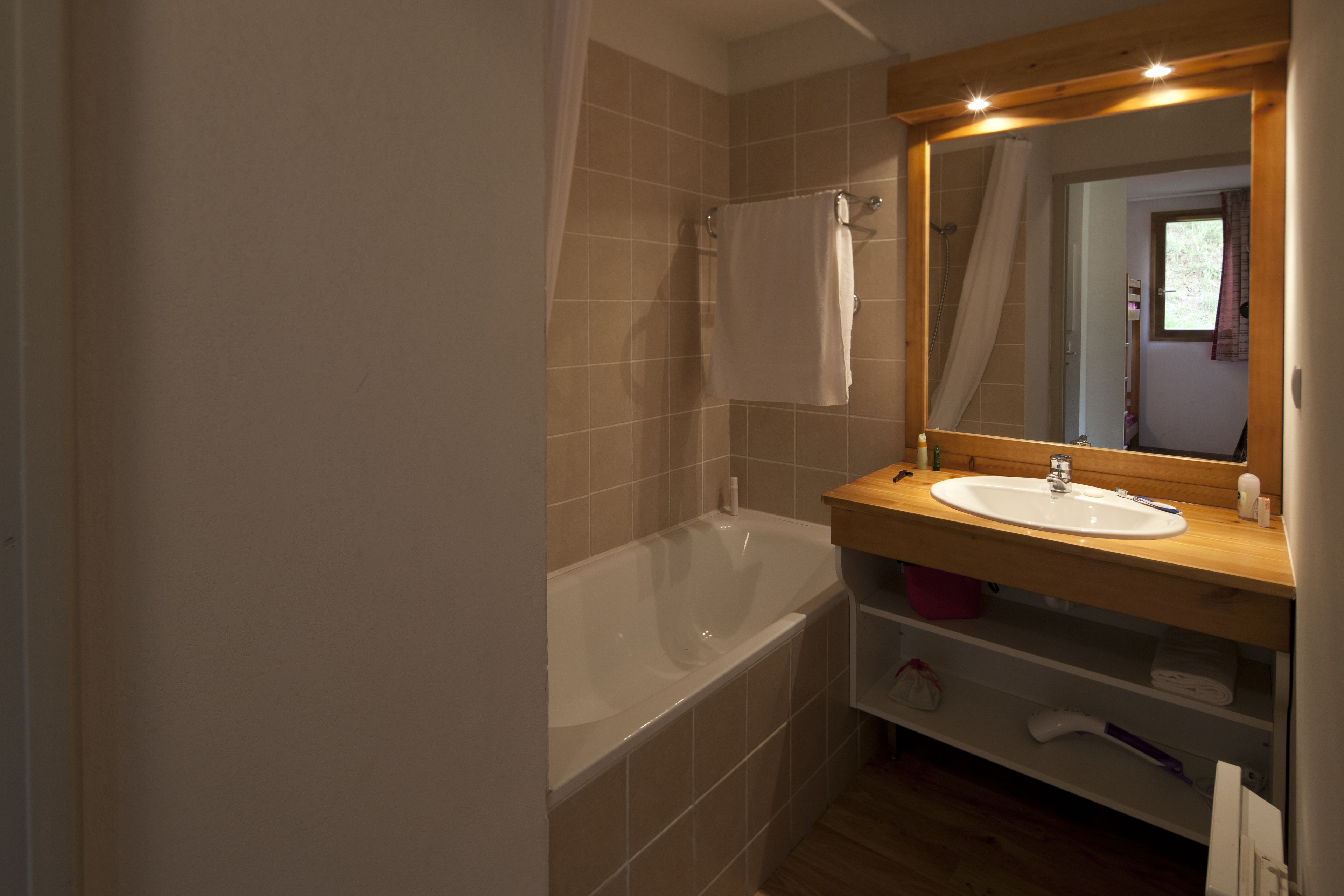 Combined shower/bathtub