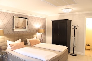 Doppelzimmer im Souterrain | Minibar, individuell dekoriert, individuell eingerichtet, Schreibtisch