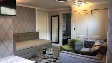 Dreibettzimmer, eigenes Bad | Minibar, individuell dekoriert, individuell eingerichtet, Schreibtisch