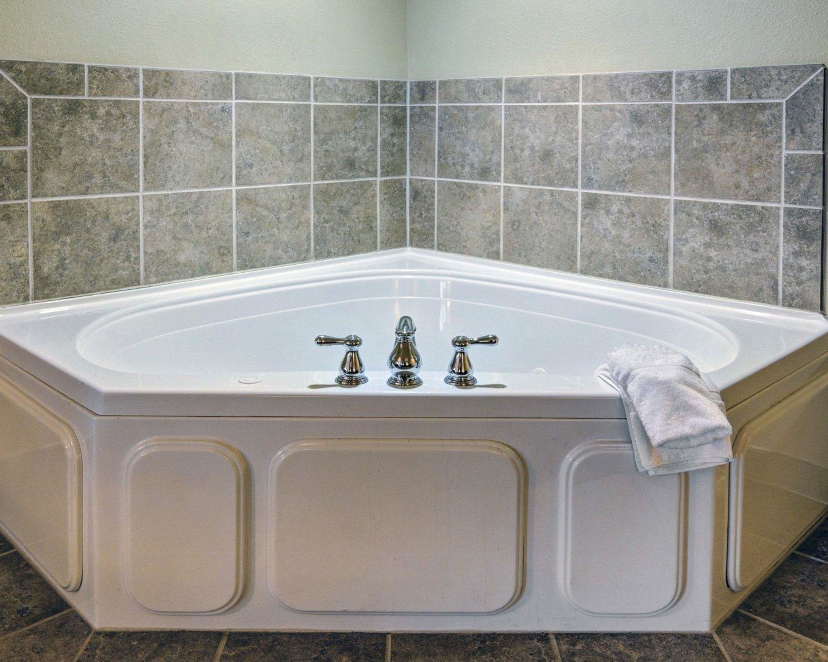 suite, hot tub | desk, iron/ironing board, free cots/infant beds, free wifi