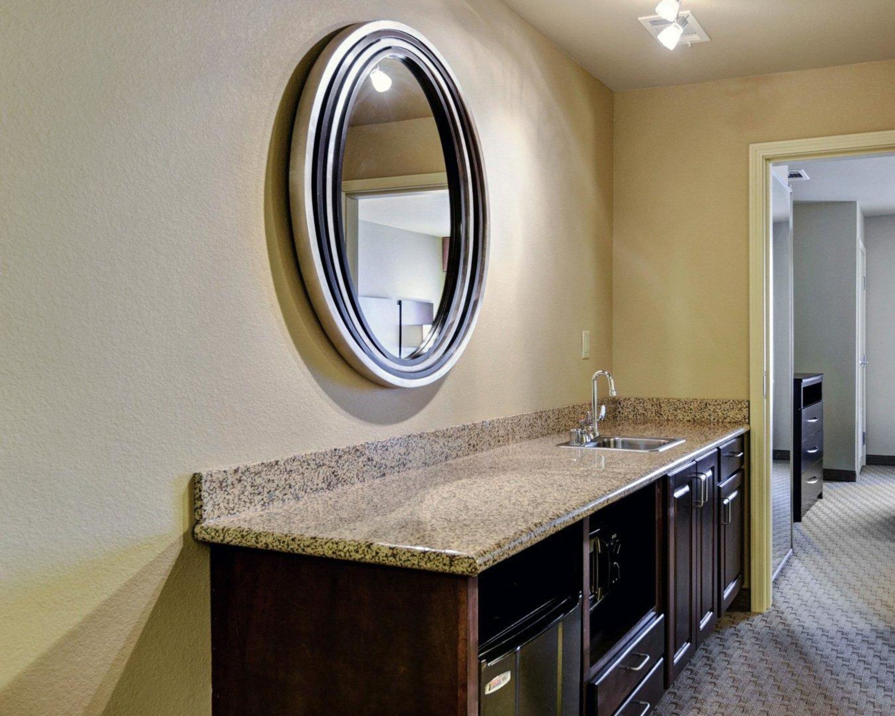 suite, non smoking | desk, iron/ironing board, free cots/infant beds, free wifi