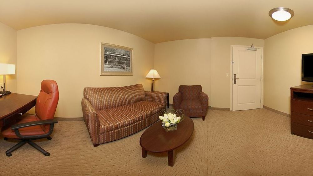 suite, non smoking | living area | plasma tv, pay films