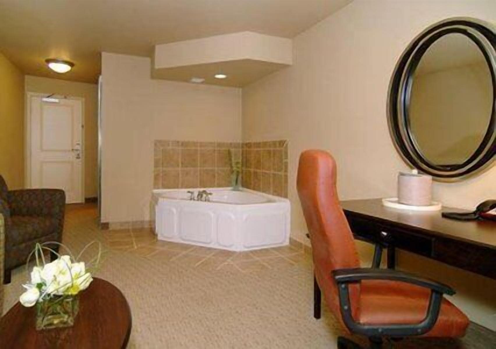 suite, hot tub | deep-soaking bathtub